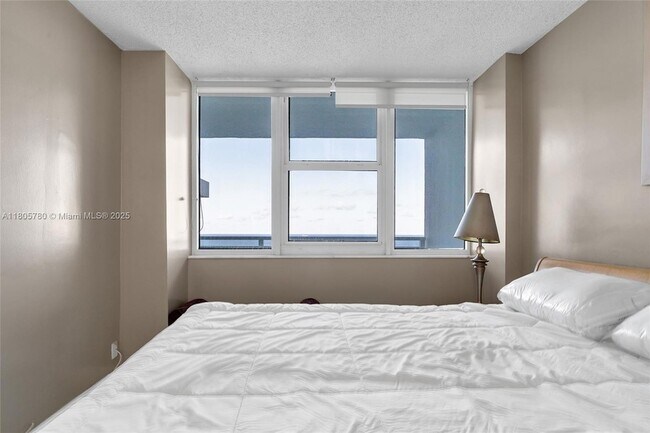 Building Photo - 2030 S Ocean Dr