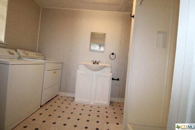 Building Photo - 409 Short Ave