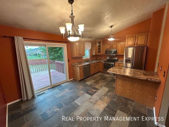 Building Photo - 4 Bedroom 2 Bathroom in SW Sioux Falls