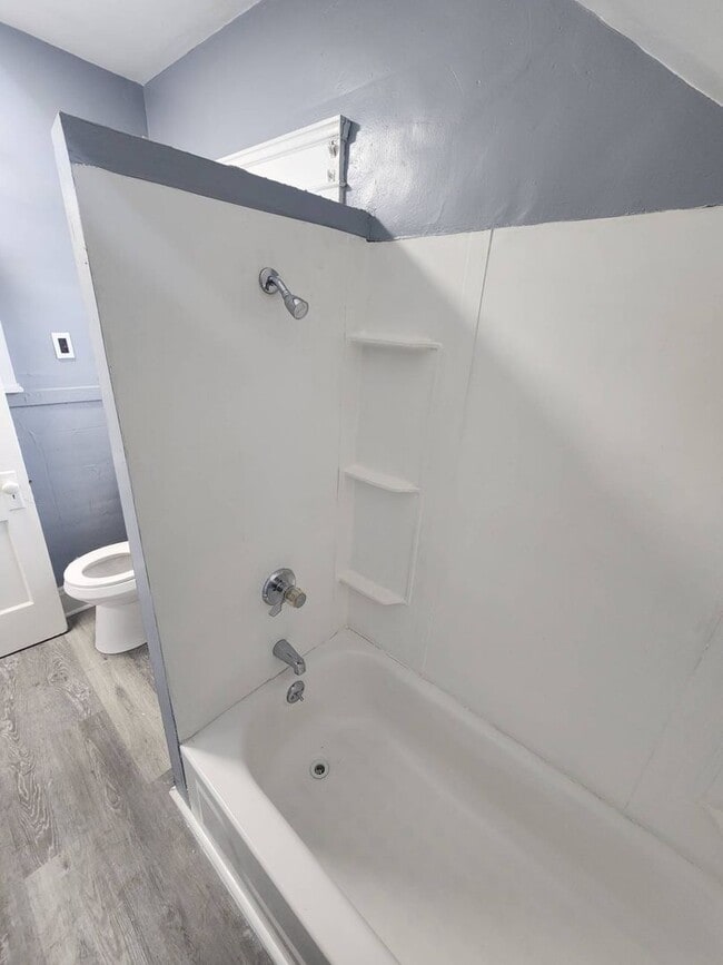 Building Photo - Charming 3-Bedroom Property in Prime Location