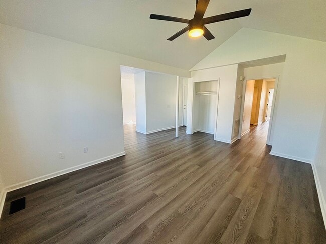 Building Photo - 3 Bedroom, 2 Bath Duplex