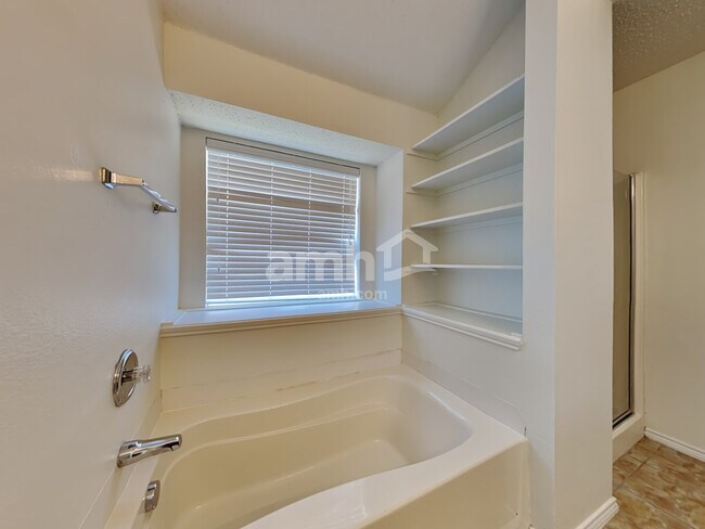 Building Photo - 728 Raven Dr