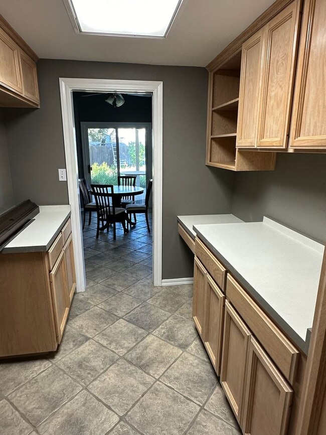 Building Photo - 511 Lone Oak Ct