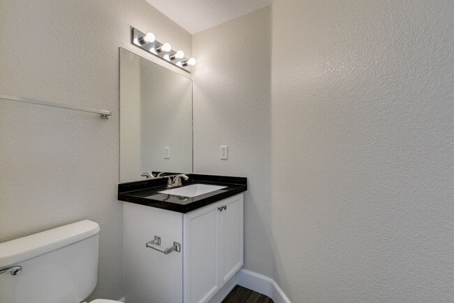 Building Photo - Amazing !! 2 Bedroom 2.5 Bathroom Townhous...