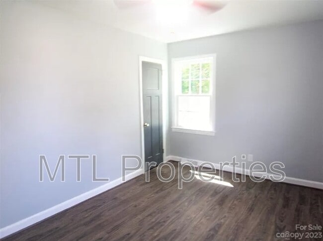 Building Photo - 1722 Kings Rd