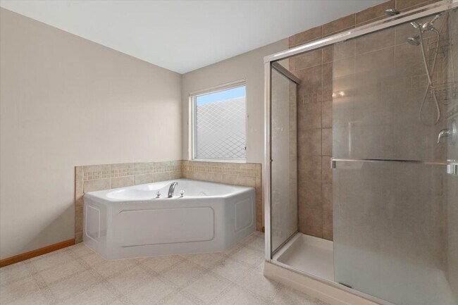 Building Photo - 966 Forest View Way