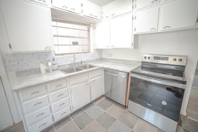 Building Photo - 3 Bed / 2 Bath Brick Home With Yard In Town