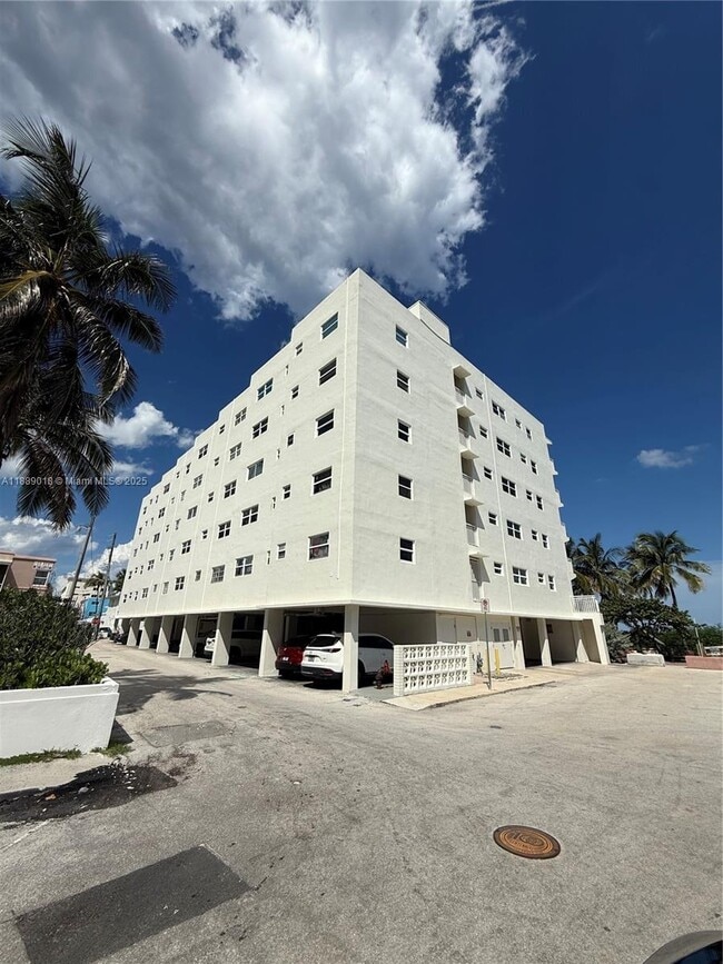 Building Photo - 901 S Surf Rd