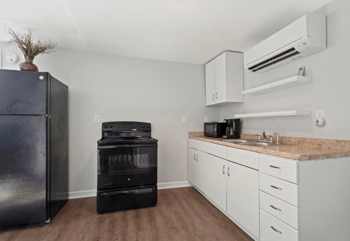 Kitchen - 1305 Stratford Ave