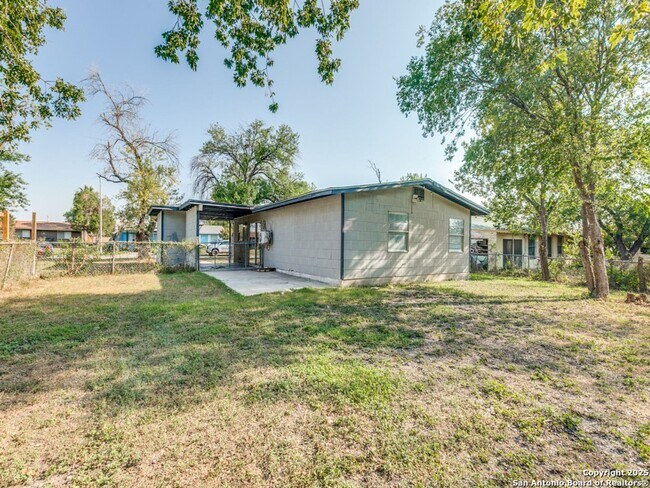 Building Photo - Charming Home Awaits: Spacious & Modern Living in a Prime Location