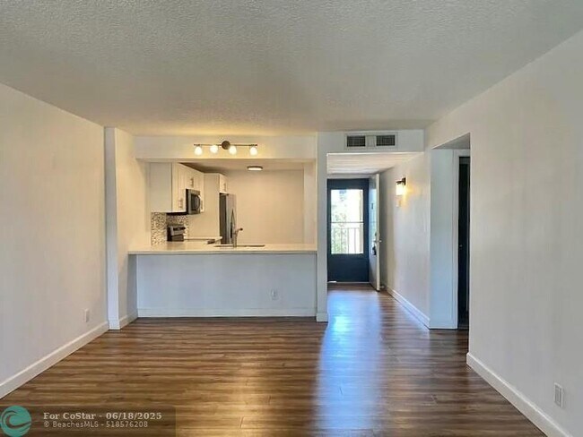 Building Photo - 11 Royal Palm Way