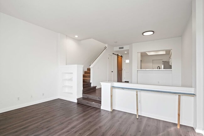 Building Photo - Gorgeous 2 Story Townhome in Valencia!