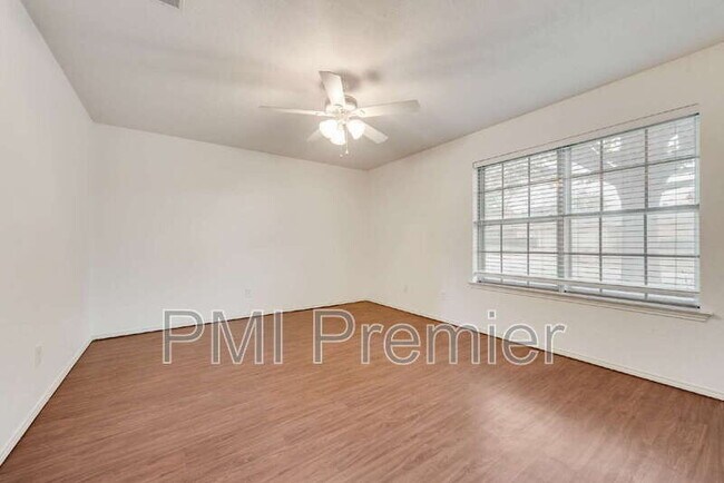 Building Photo - 516 Roberts Dr