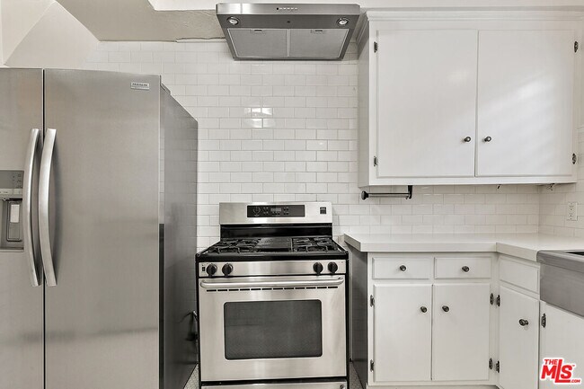 Building Photo - 918 1/2 Serrano Ave
