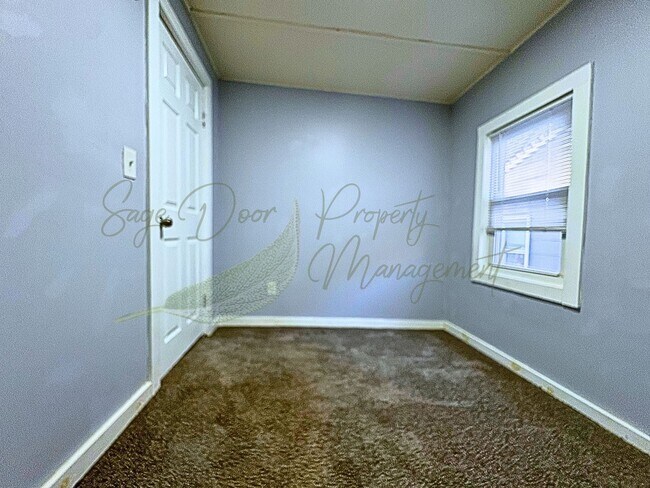 Building Photo - HUGE MASTER BEDROOM