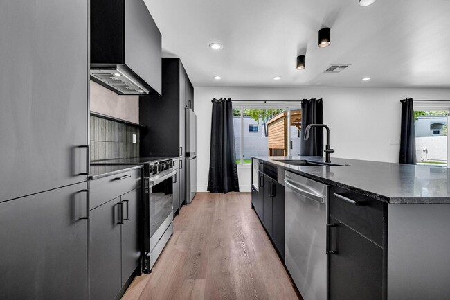 Building Photo - 6 Bedroom/4 Bath - Fully Remodeled