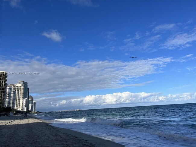 Building Photo - 15901 Collins Ave