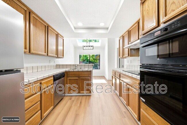 Building Photo - 2033 Raphael Ct