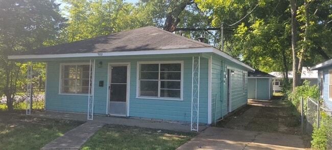Building Photo - Adorable 3 bedroom/1 bath house with Centr...