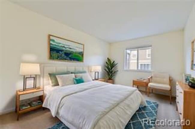 Building Photo - Spacious 3 bed 3 bath 2-story comfortable ...