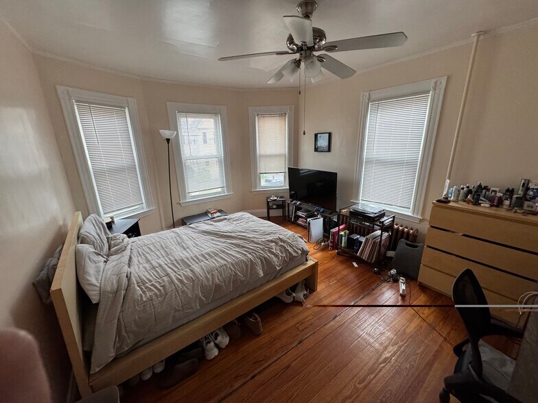 Building Photo - 71 Fairbanks St