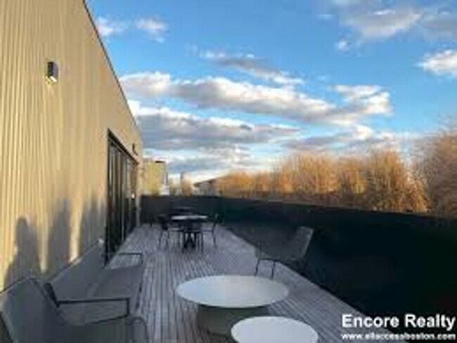 Building Photo - Luxury and Pet Friendly 2 bed 2 Bath in Convenient Location