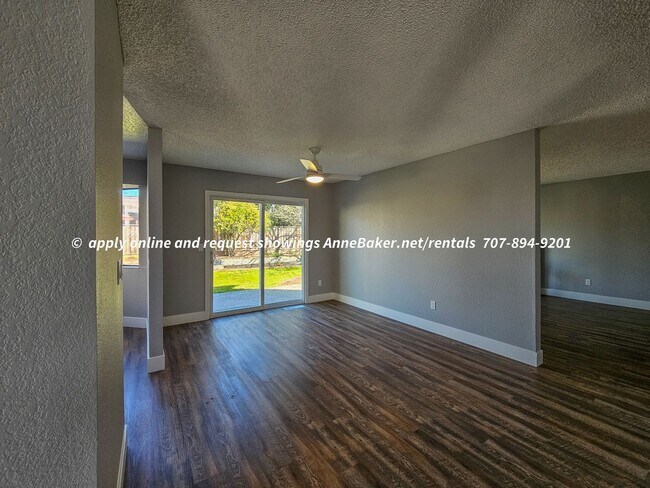 Building Photo - Newly Updated - New Appliances, Flooring, ...