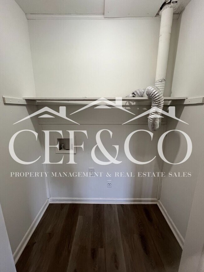 Building Photo - Adorable 2 bedroom 1 bathroom duplex now available in Inman!