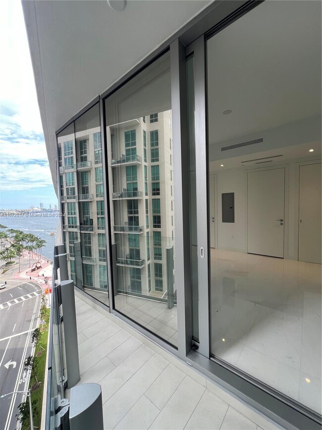 Building Photo - 300 Biscayne Boulevard Way