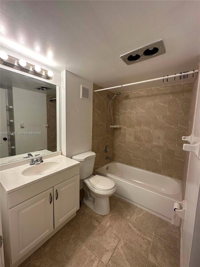 Building Photo - 400 Commodore Dr