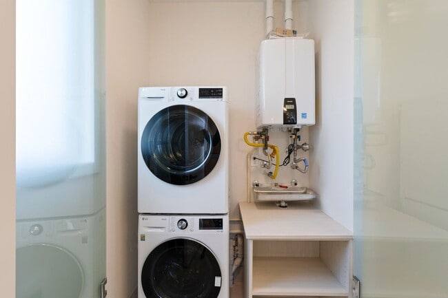 Building Photo - 4Bed 3.5 Bath - Views - Studio