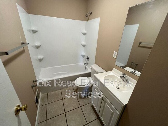 Building Photo - 921 Millikin St