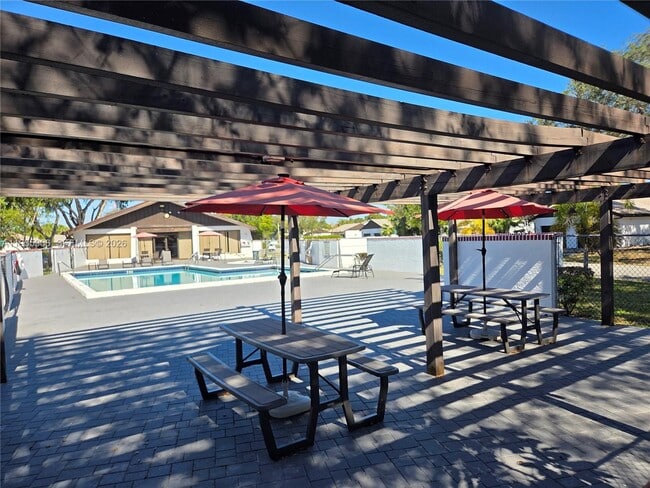 Building Photo - 9352 Wedgewood Ln