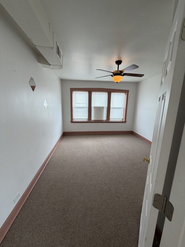 Building Photo - 7402 S Racine Ave