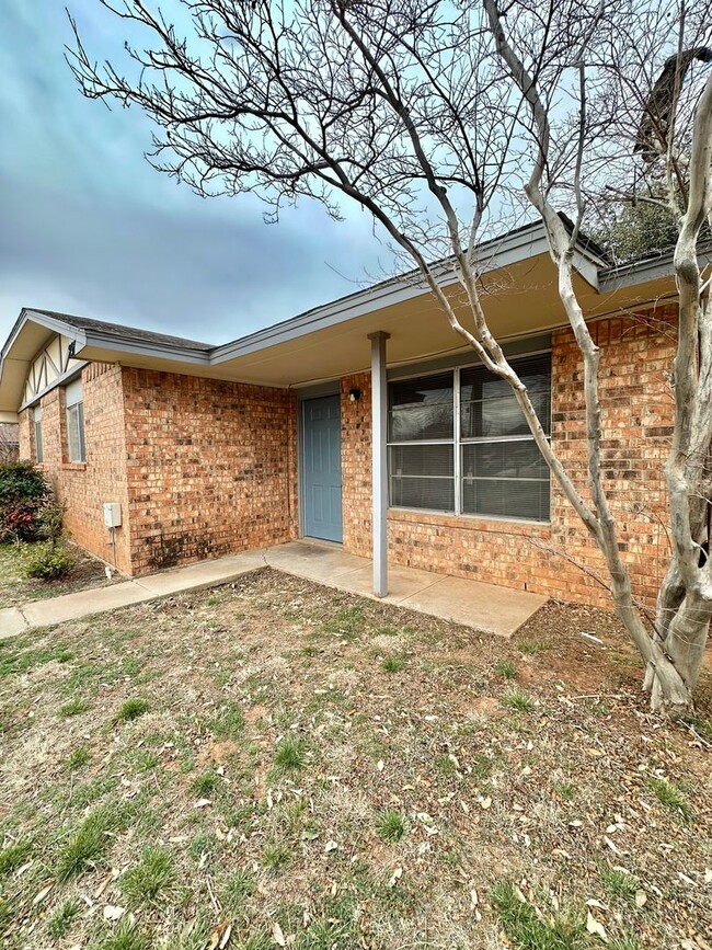 Building Photo - Now Available - 2-Bed 2-Bath Duplex in Gre...