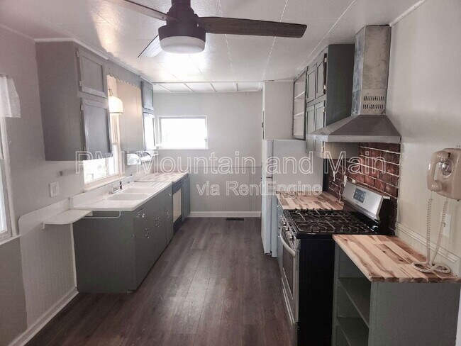 Building Photo - 488 Lake Hosea Dr