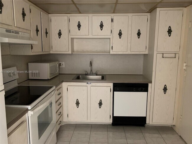Building Photo - 3800 S Ocean Dr