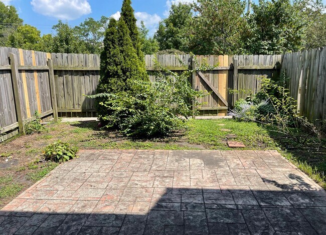 Building Photo - **COMING SOON** NICE 3 BR, 2.5 Bath Townhouse! New Paint & Carpet, Attached Garage, All Electric;