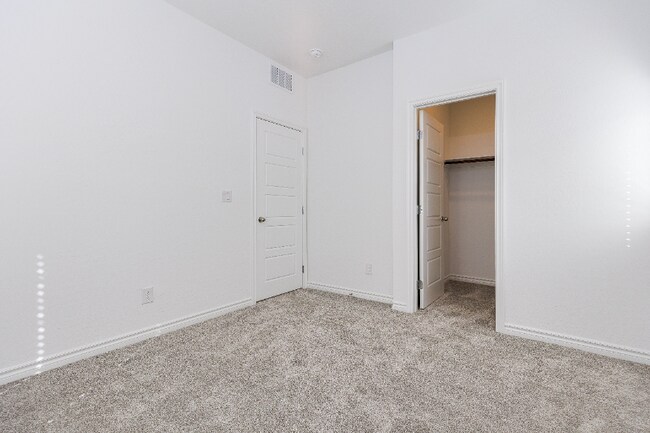 Building Photo - 600 N Carriage Hill Dr