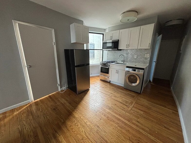 Building Photo - 112 E 103rd St