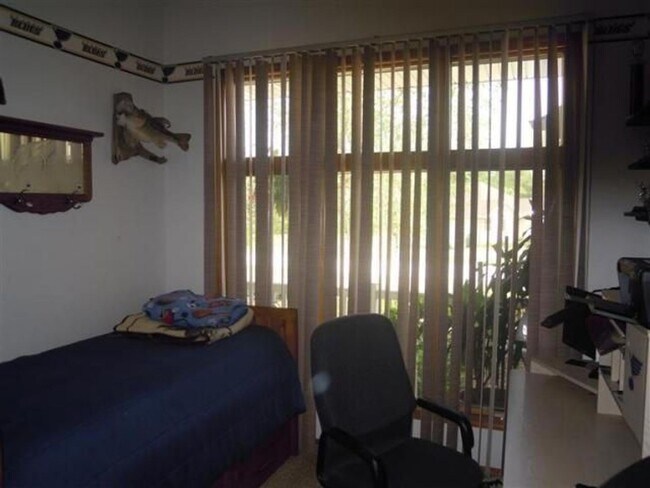 Building Photo - 2000+ sq ft, 3-4 bed, 2 bath, 2 car garage...