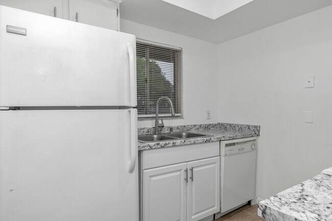 Building Photo - Charming One-Bedroom, One-Bath Retreat in Winter Haven with Modern Amenities