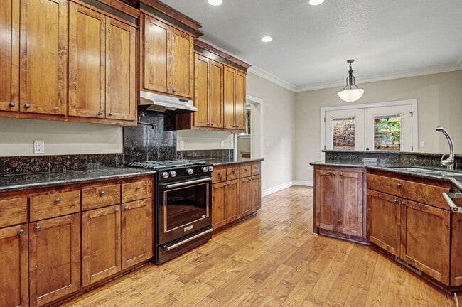 Building Photo - 4 bed, 2.5 bath Two-Story Home in West Salem