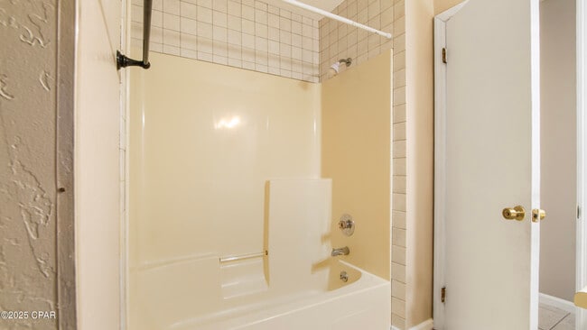 Building Photo - 807 White Oak Ct