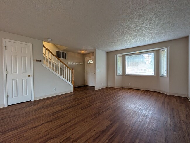 Building Photo - 3-Bedroom, 2.5-Bath Home Close To River Road In Eugene!