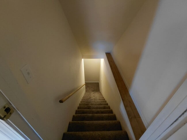 Building Photo - Home close to Post