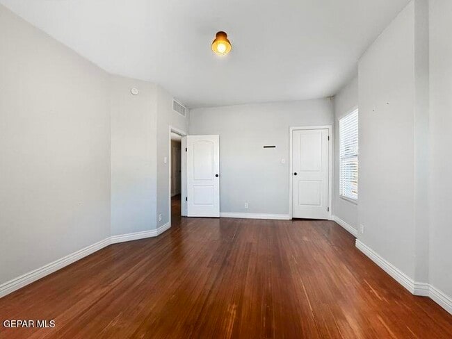 Building Photo - 1305 E Rio Grande Ave