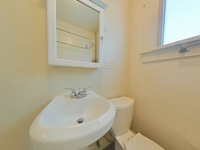 Building Photo - 1 Bedroom Duplex ~ Close to Campus ~ Small...