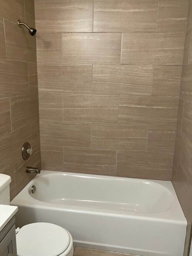 Shower/Tub - 2955 Lakeside Dr