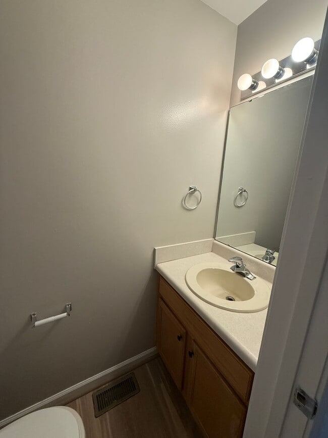 Building Photo - 2 Bedroom 1.5 Bath Townhome in Salem City